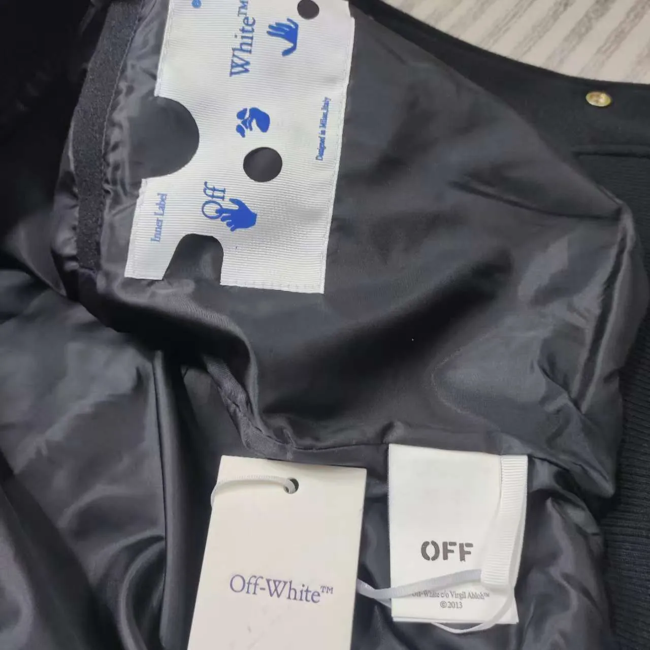 Top tested version off white heavy industry embroidery patchwork leather high temperature hot crystal diamond baseball uniform male and female couple star same style (⚠ original button mold customization, patch embroidery color matching) original packaging original label 🔍 full set of accessories customized packaging elevators are purchased from the original factory all series of hardware mold customization one-to-one restoration of fabric color components The fabric is made of 65% wool, 15% natural silk, 10% spandex and 10% velvet, mixed and custom-woven. The total weight is more than 900 grams! And the most important thing is its color fastness, it will never fade! -The embroidery uses an imported towel embroidery machine. Each pattern is first embroidered on the fabric, and then engraved with an infrared laser, and then fixed with a sewing machine. The whole garment is labeled in many places, one is flat embroidered, and the large pattern on the back is directly embroidered on it. This dress has 4 different embroidery techniques⚠ -The sleeves are all made of two-layer pebbled fabric, which is processed, shaped, colored, washed, and the texture retains the original grain structure! Thick, plump and round! -The processing technology is extremely complex, the pieces are neatly spliced ​​and aligned, and the entire garment has precise wiring density. Gender-neutral style. Loose version. Self-conscious quality control. Details determine success or failure. Size: S M L XL P: 680
